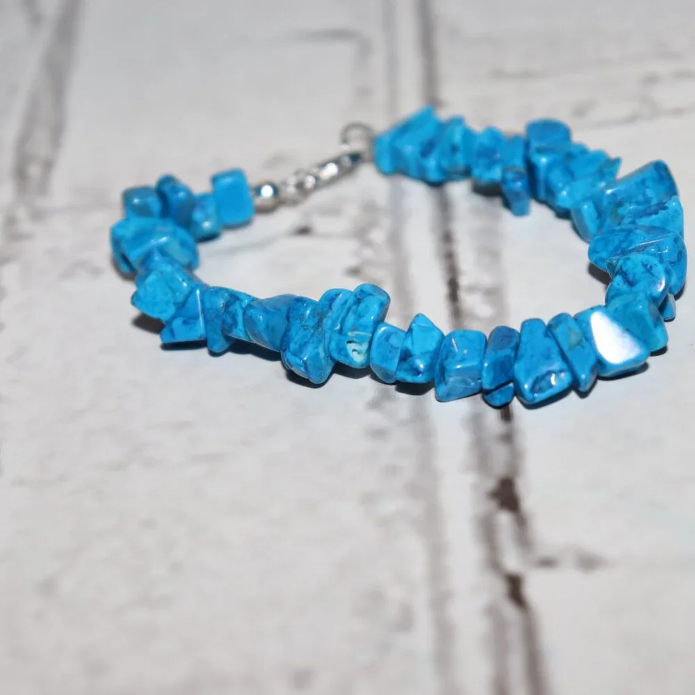 NWOT Turquoise Blue Howlite beaded natural stone bracelet 7.5